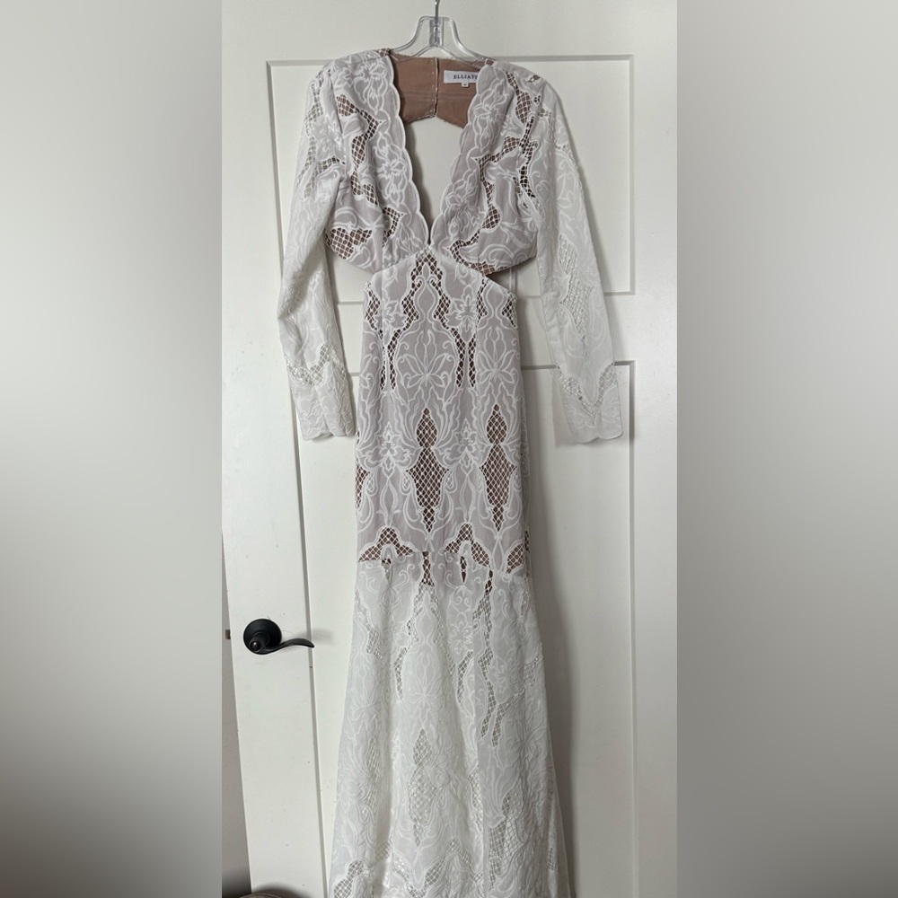 Elliatt Registry Gown in Ivory M - Picture 7 of 9